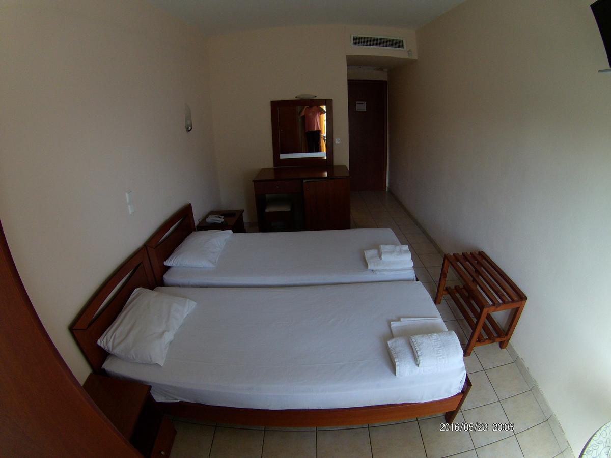 Hotel Akrogiali Korinós エクステリア 写真