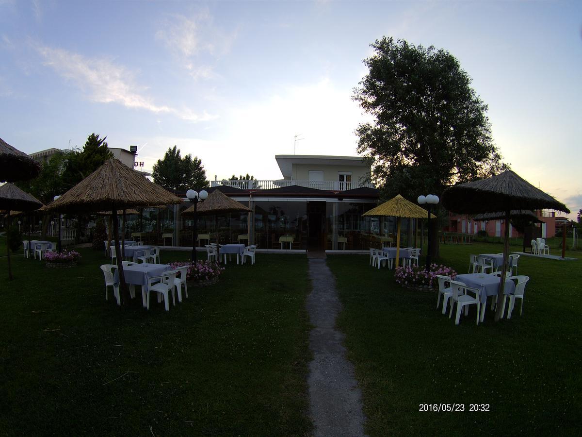 Hotel Akrogiali Korinós エクステリア 写真
